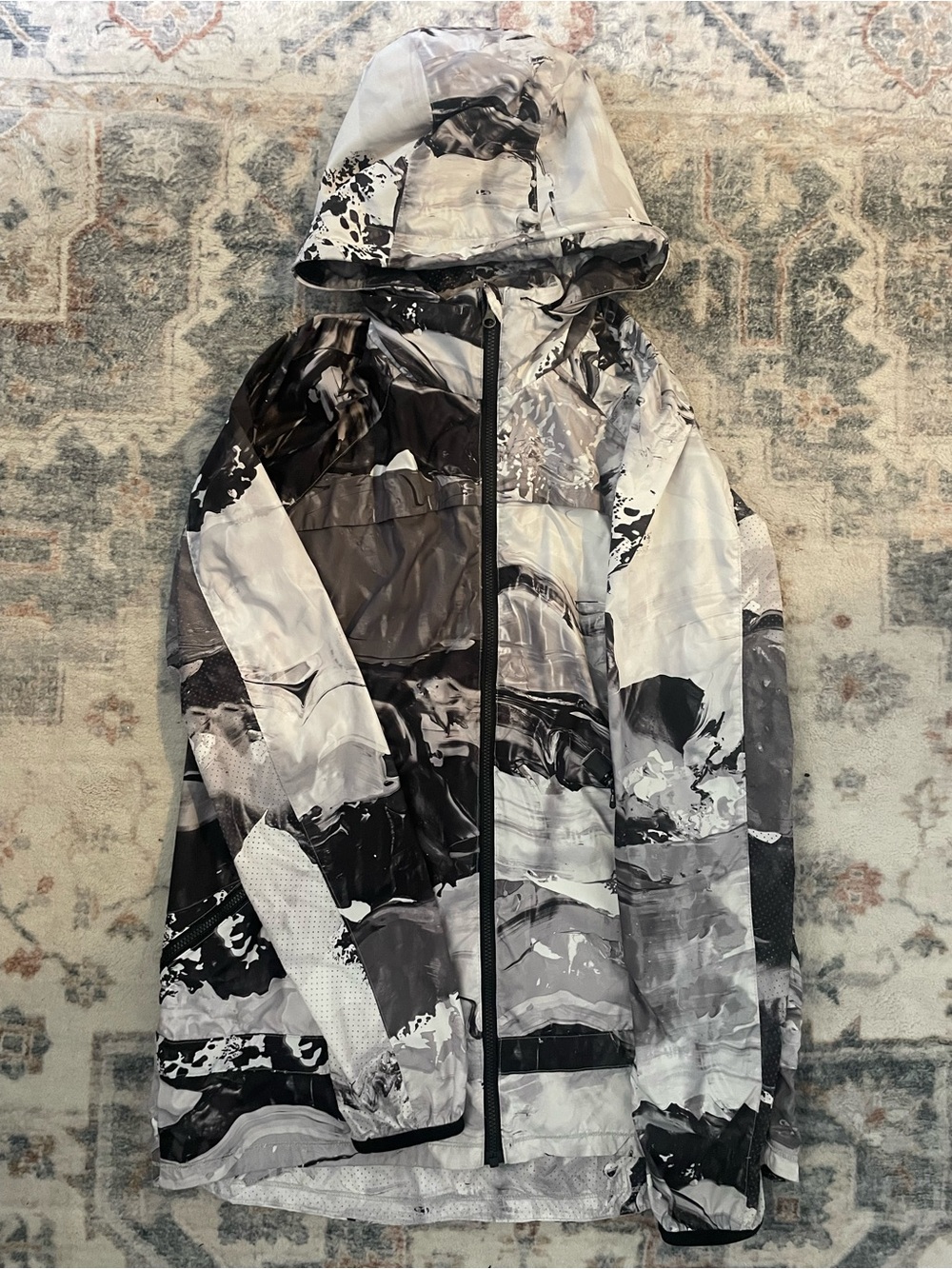 lululemon wind breaker, size 4. EUC